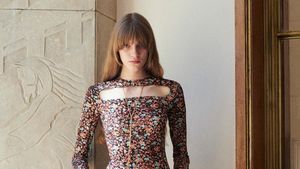 10 Koleksi Victoria Beckham Resort 2022, Dirilis dengan Harga Lebih Murah