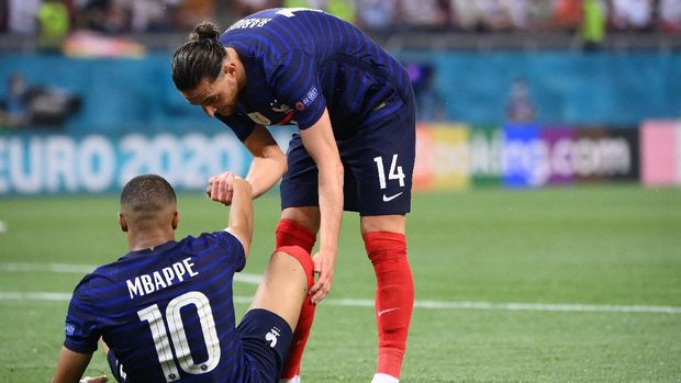 France's midfielder Adrien Rabiot (R) helps France's forward Kylian Mbappe back onto his feet during the UEFA EURO 2020 round of 16 football match between France and Switzerland at the National Arena in Bucharest on June 28, 2021. (Photo by FRANCK FIFE / POOL / AFP)