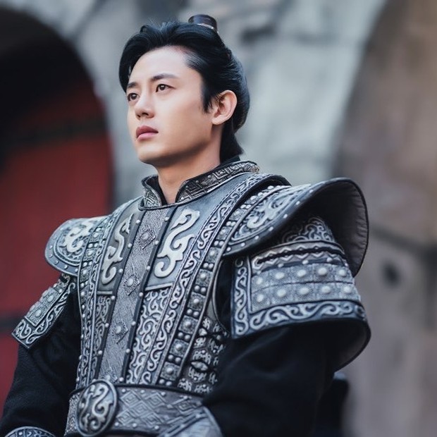 Lee Ji Hoon saat syuting River Where the Moon Rises Lee Ji Hoon saat syuting River Where the Moon Rises (foto: instagram.com/88leejihoon)