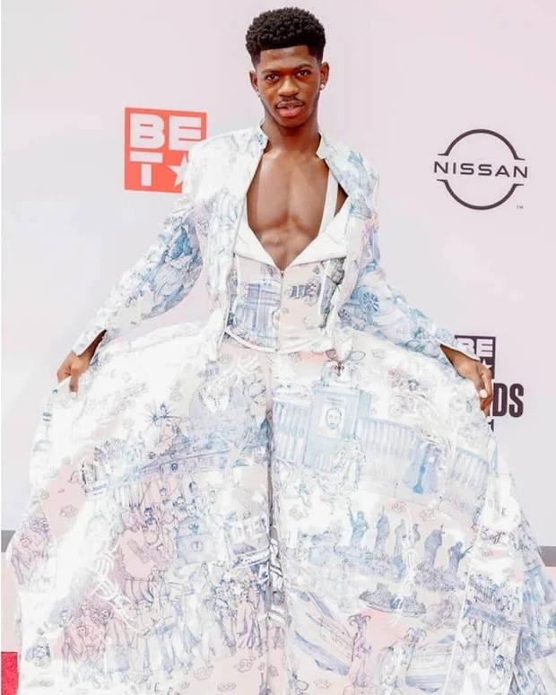 Lil Nas X saat tampil di red carpet BET Awards 2021 (foto: instagram.com/loveceoinstitute)