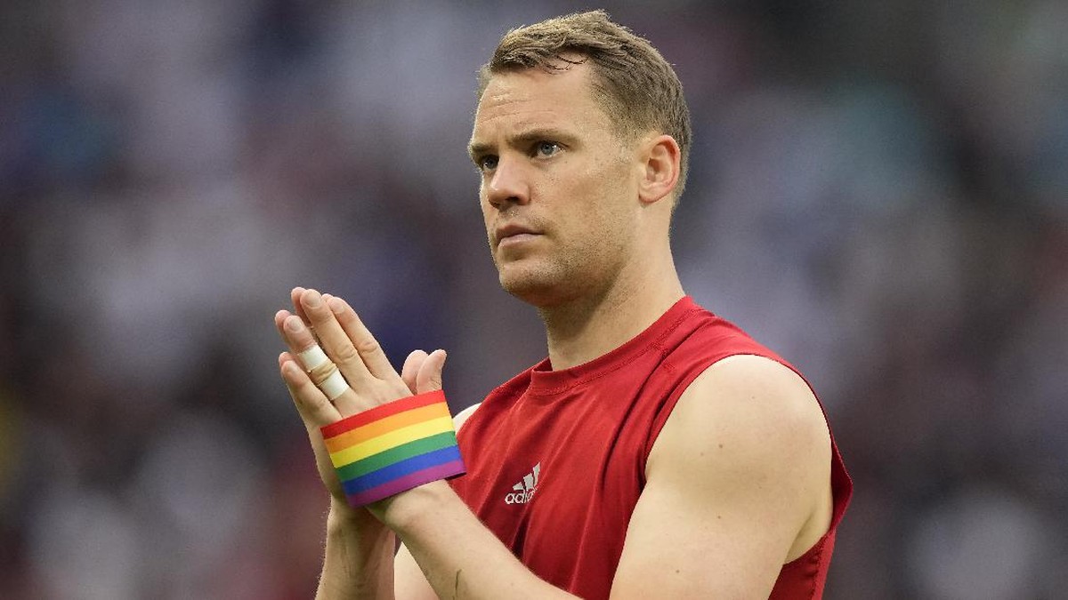 Manuel Neuer menatap pilu usai kekalahan timnya di laga Inggris vs Jerman. (Foto: Getty Images/Frank Augstein - Pool)