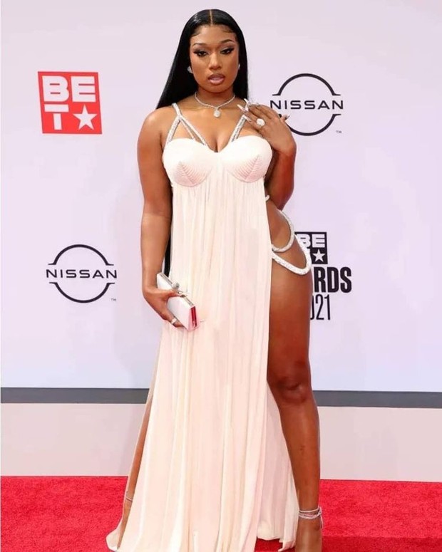Megan Thee Stallion saat tampil di red carpet BET Awards 2021 (foto: instagram.com/loveceoinstitute)