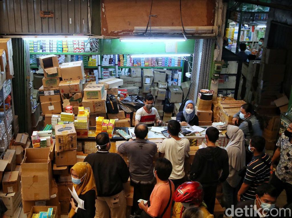 Jelang PPKM Darurat, Penjualan Vitamin di Pasar Pramuka Laris Manis