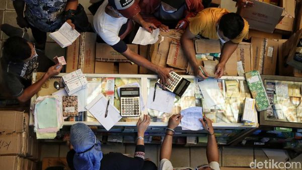 Membludaknya Permintaan Kebutuhan Medis di Pasar Pramuka