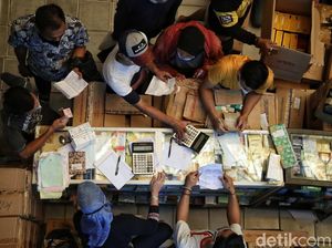 Membludaknya Permintaan Kebutuhan Medis di Pasar Pramuka Membludaknya Permintaan Kebutuhan Medis di Pasar Pramuka