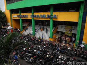 Pedagang di Pasar Pramuka Minta Pemerintah Tegas ke Produsen Obat Sirup