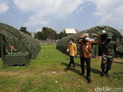 Momen Ganjar Tinjau Rumah Sakit Lapangan di Solo