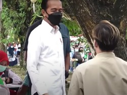 Cerita Steven Senang Luar Biasa Saat Dipakaikan Jaket oleh Jokowi di Kendari