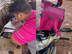 Murid Ini Tetap Belajar Online Sambil Jadi Pengantar Makanan