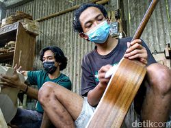 Nambah Uang Jajan, Pelajar SMK Bikin Gitar Kayu