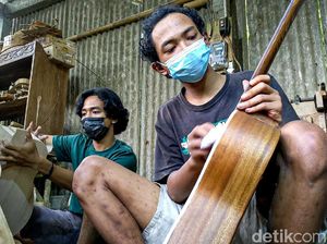 Nambah Uang Jajan, Pelajar SMK Bikin Gitar Kayu
