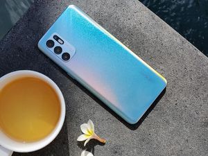Tampilan Stylish OPPO Reno6 yang Bisa Pancarkan Jutaan Warna Tampilan Stylish OPPO Reno6 yang Bisa Pancarkan Jutaan Warna