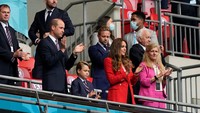 Kemenangan Inggris turut disaksikan oleh keluarga Kerajaan Inggris. Pangeran William, beserta sang istri Katherine Duchess of Cambridge, dan anak mereka Pangeran George tampak hadir mewakili. Foto: Getty Images/Frank Augstein - Pool
