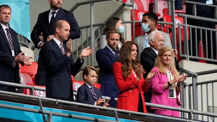 Pangeran William LONDON, ENGLAND - JUNE 29: Prince William, President of the Football Association along with Catherine, Duchess of Cambridge applaud prior to the UEFA Euro 2020 Championship Round of 16 match between England and Germany at Wembley Stadium on June 29, 2021 in London, England. (Photo by Frank Augstein - Pool/Getty Images)