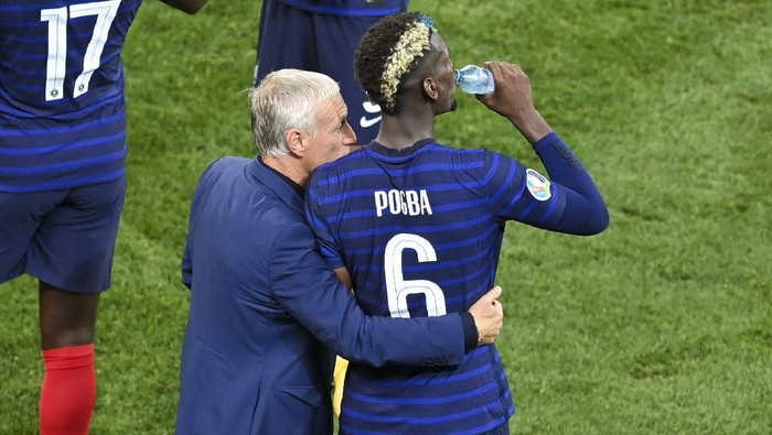 Frances manager Didier Deschamps embraces Paul Pogba during the break in extra time during the Euro 2020 soccer championship round of 16 match between France and Switzerland at National Arena stadium, Bucharest, Romania, Tuesday, June 29, 2021. (Daniel Mihailescu/Pool Photo via AP)