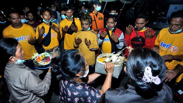 Potret Ritual untuk Korban Selamat KMP Yunicee