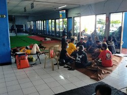 Belasan Penumpang Selamat KMP Yunicee Masih Diperiksa Kesehatannya di Ketapang