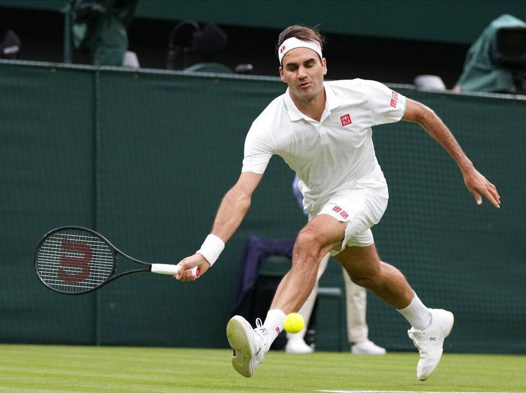 Wimbledon 2021: Federer Lolos ke Babak Kedua, Serena Mundur