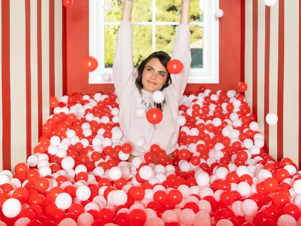 10 Potret Rumah Mewah Model Cara Delevingne, Terinspirasi Playboy Mansion 10 Potret Rumah Mewah Model Cara Delevingne, Terinspirasi Playboy Mansion