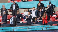 William tampak menyaksikan pertandingan tersebut bersama sang istri Kate Middleton dan putra sulungnya George. Selain keluarga Kerajaan Inggris, penyanyi Ed Sheeran juga tampak menonton pertandingan Inggris vs Jerman. Getty Images/Carl Recine - Pool.