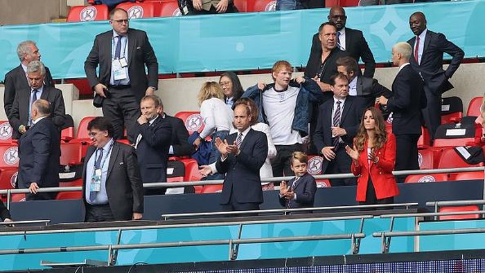 Kemenangan Inggris atas Jerman di 16 besar Euro 2020 turut dirayakan oleh Pangeran William. Ia hadir di Wembley untuk nonton laga itu bersama istri dan putranya
