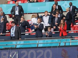 William tampak menyaksikan pertandingan tersebut bersama sang istri Kate Middleton dan putra sulungnya George. Selain keluarga Kerajaan Inggris, penyanyi Ed Sheeran juga tampak menonton pertandingan Inggris vs Jerman. Getty Images/Carl Recine - Pool.