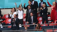 Saat Inggris berhasil mencetak gol, William pun tampak bersorak sorai di bangku penonton. Getty Images/Carl Recine - Pool.
