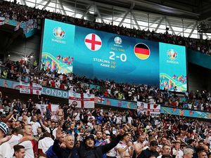 Nobar Dadakan Inggris Vs Jerman Saat Terjebak Macet di Jalan Nobar Dadakan Inggris Vs Jerman Saat Terjebak Macet di Jalan