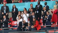 Kemenangan itu membuat para pendukung Inggris di Wembley bersorak-sorai merayakan kemenangan The Three Lions, tak kecuali Pangerang William bersama sang istri dan putranya. Getty Images/Carl Recine - Pool.