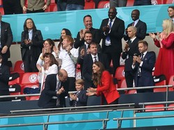 Kemenangan itu membuat para pendukung Inggris di Wembley bersorak-sorai merayakan kemenangan The Three Lions, tak kecuali Pangerang William bersama sang istri dan putranya. Getty Images/Carl Recine - Pool.