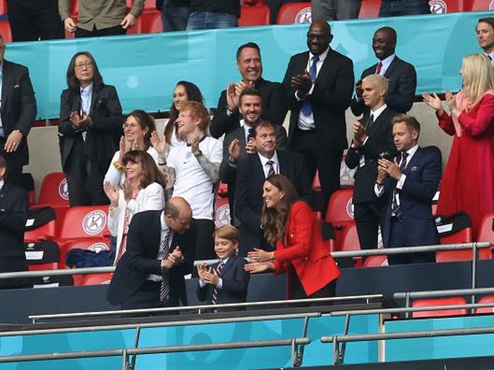 Kemenangan Inggris atas Jerman di 16 besar Euro 2020 turut dirayakan oleh Pangeran William. Ia hadir di Wembley untuk nonton laga itu bersama istri dan putranya