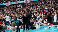 Luapan kegembiraan para suporter saat Inggris berhasil melaju ke babak perempatfinal Piala Eropa 2020 usai menaklukan Jerman 2-0. Getty Images/Carl Recine - Pool.