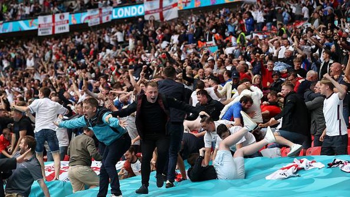 Senyum Cerah Pangeran William Saat Inggris Taklukan Jerman Kemenangan Inggris atas Jerman di 16 besar Euro 2020 turut dirayakan oleh Pangeran William. Ia hadir di Wembley untuk nonton laga itu bersama istri dan putranya