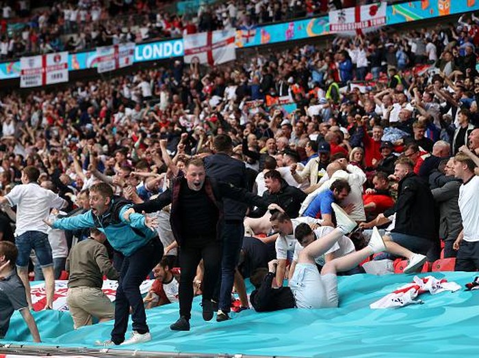Kemenangan Inggris atas Jerman di 16 besar Euro 2020 turut dirayakan oleh Pangeran William. Ia hadir di Wembley untuk nonton laga itu bersama istri dan putranya