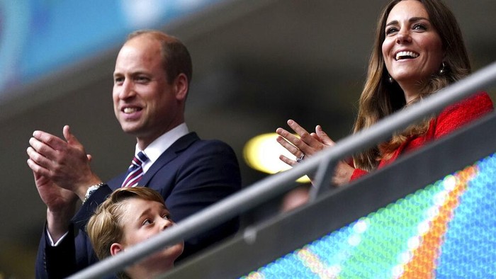 Senyum Cerah Pangeran William Saat Inggris Taklukan Jerman Kemenangan Inggris atas Jerman di 16 besar Euro 2020 turut dirayakan oleh Pangeran William. Ia hadir di Wembley untuk nonton laga itu bersama istri dan putranya