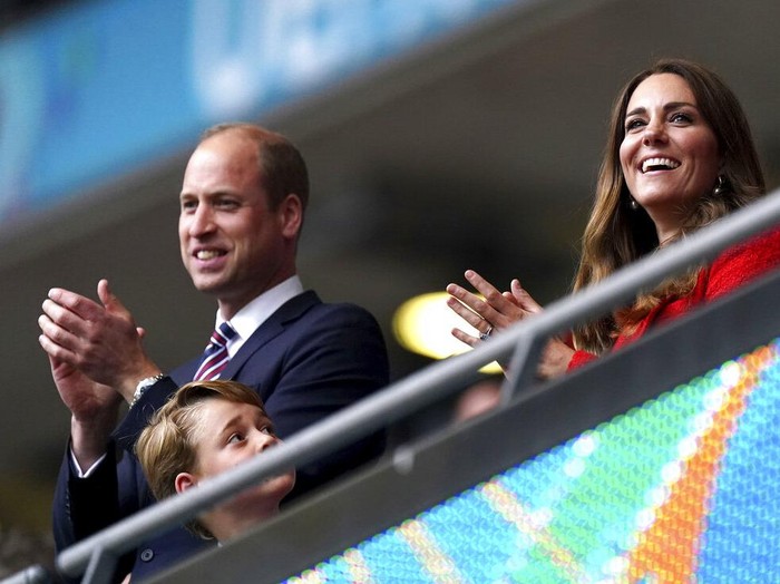 Kemenangan Inggris atas Jerman di 16 besar Euro 2020 turut dirayakan oleh Pangeran William. Ia hadir di Wembley untuk nonton laga itu bersama istri dan putranya