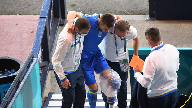 GLASGOW, SCOTLAND - JUNE 29: Artem Besedin of Ukraine is seen with an ice pack around his knee following a challenge by Marcus Danielson of Sweden (not pictured) during the UEFA Euro 2020 Championship Round of 16 match between Sweden and Ukraine at Hampden Park on June 29, 2021 in Glasgow, Scotland. (Photo by Andy Buchanan - Pool/Getty Images)