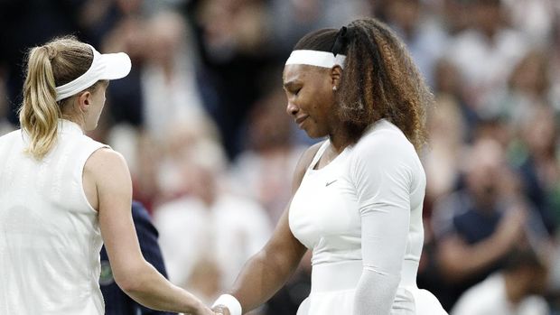 Tennis - Wimbledon - All England Lawn Tennis and Croquet Club, London, Britain - June 29, 2021 Serena Williams of the U.S. shakes hands with Belarus' Aliaksandra Sasnovich as she retires from their first round match after sustaining an injury REUTERS/Peter Nicholls