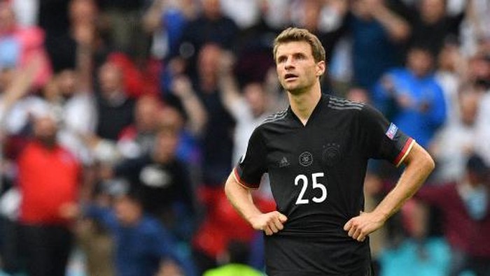 Germanys forward Thomas Mueller reacts after their defeat in the UEFA EURO 2020 round of 16 football match between England and Germany at Wembley Stadium in London on June 29, 2021. (Photo by JUSTIN TALLIS / POOL / AFP)