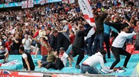Keunggulan satu gol ini disambut gegap gempita oleh suporter Inggris, terutama yang hadir di Wembley. Mereka mendominasi kursi penonton, sebab suporter Jerman hanya diberi 2 ribu tiket, menyusul pembatasan bepergian di masa pandemi COVID-19. Foto: Getty Images/Carl Recine - Pool