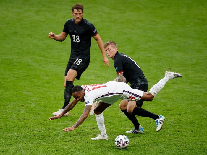 LONDON, ENGLAND - JUNE 29: Raheem Sterling of England is challenged by Toni Kroos of Germany during the UEFA Euro 2020 Championship Round of 16 match between England and Germany at Wembley Stadium on June 29, 2021 in London, England. (Photo by John Sibley - Pool/Getty Images)