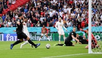 Perubahan itu membuahkan hasil. Di menit ke-75, kerja sama Harry Kane, Grealish dan Shaw berujung crossing mendatar kepada Sterling dari sisi kiri. Pemain Manchester City itu dengan tenang menuntaskannya menjadi gol. Foto: Getty Images/Carl Recine - Pool