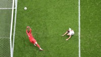 Terbuangnya peluang Mueller harus dibayar mahal oleh Jerman. Di menit ke-86, Inggris sukses menggandakan keunggulan lewat sundulan Harry Kane. Foto: Getty Images/Catherine Ivill