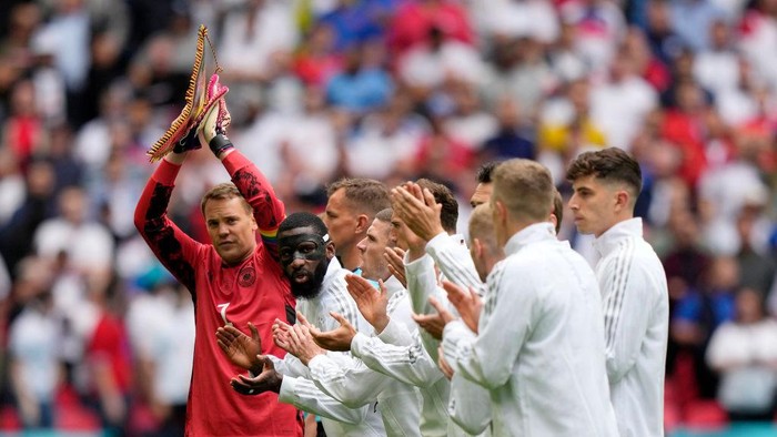 LONDON, ENGLAND - JUNE 29: Manuel Neuer and Antonio Ruediger of Germany applaud after the national anthem prior to the UEFA Euro 2020 Championship Round of 16 match between England and Germany at Wembley Stadium on June 29, 2021 in London, England. (Photo by Frank Augstein - Pool/Getty Images)