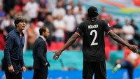 Di sisa waktu, Jerman berusaha bangkit. Pelatih Joachim Loew (kiri) memasukkan Emre Can, Leroy Sane, dan Jamal Musiala di menit-menit akhir. Namun perubahan itu tak membuahkan hasil. Jerman terlambat bereaksi. Foto: Getty Images/Frank Augstein - Pool