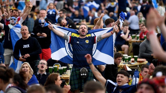 GLASGOW, SCOTLAND - JUNE 18: Scotland fans react as they support their team in the Euro 2020 game against England on June 18, 2021 in Glasgow, Scotland. England V Scotland is not only the oldest fixture in the world, they have also played one another more than any other two international teams.  Their first encounter was played in 1872 at Hamilton Crescent, Glasgow and their 115th match today at Wembley for Euro 2020. (Photo by Jeff J Mitchell/Getty Images)