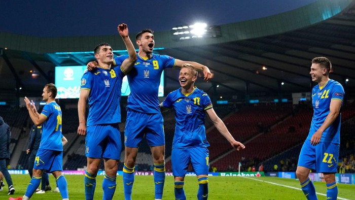GLASGOW, SCOTLAND - JUNE 29: Ruslan Malinovskyi, Roman Yaremchuk and Oleksandr Zinchenko of Ukraine celebrate their sides victory after the UEFA Euro 2020 Championship Round of 16 match between Sweden and Ukraine at Hampden Park on June 29, 2021 in Glasgow, Scotland. (Photo by Petr Josek - Pool/Getty Images)