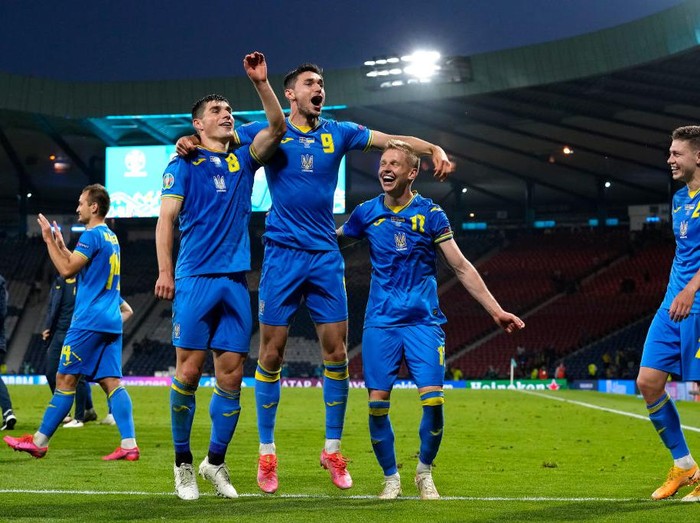 GLASGOW, SCOTLAND - JUNE 29: Ruslan Malinovskyi, Roman Yaremchuk and Oleksandr Zinchenko of Ukraine celebrate their sides victory after the UEFA Euro 2020 Championship Round of 16 match between Sweden and Ukraine at Hampden Park on June 29, 2021 in Glasgow, Scotland. (Photo by Petr Josek - Pool/Getty Images)