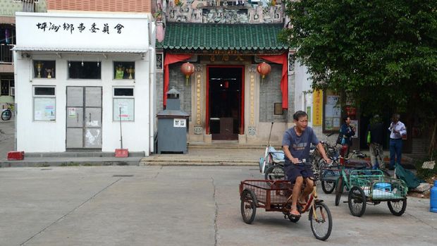 Tin Hau temple di Peng Chau Local tricycle driver outside the Tin Hau temple in Peng Chau, a small island located off the north-eastern coast of Lantau Island, Hong Kong.