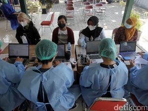 Foto: Vaksinasi Bagi Pelaku Wisata di Pantai Bantul Yogyakarta Foto: Vaksinasi Bagi Pelaku Wisata di Pantai Bantul Yogyakarta